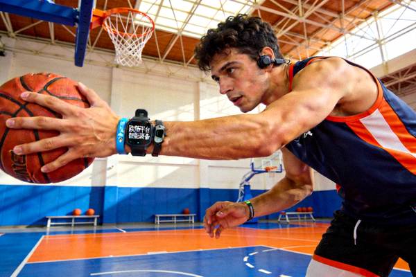 专业篮球运动员使用欧陆平台智能装备进行训练场景